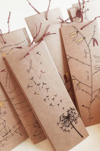 SEGNALIBRI decorati a mano, dettaglio soffione, bacche, segnalibri in cartoncino avana riciclato, 6 diversi disegni + altri 6 sul retro, disegno a china e decorazione in rosso e oro, acquerello, cordino per trasformarli in DECORAZIONI per ALBERO di NATALE
