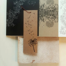 Load image into Gallery viewer, disegno soffione, segnalibri in cartoncino avana riciclato, 6 diversi disegni + altri 6 sul retro, disegno a china e decorazione in rosso e oro, acquerello, cordino per trasformarli in DECORAZIONI per ALBERO di NATALE
