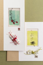 Load image into Gallery viewer, LIBRI DEI PENSIERI - FUTURO, realizzati in carta riciclata da scarti di cotone e vegetali. Decorazioni fatte a mano, inserti in carta opalina, carta-cartone, cordini di cotone e carta e nastri di lino ricamati. Set di 2 pezzi in versione piccola e grande.
