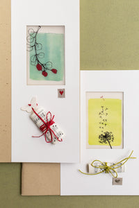 LIBRI DEI PENSIERI - FUTURO, realizzati in carta riciclata da scarti di cotone e vegetali. Decorazioni fatte a mano, inserti in carta opalina, carta-cartone, cordini di cotone e carta e nastri di lino ricamati. Set di 2 pezzi in versione piccola e grande.