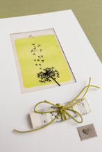 Load image into Gallery viewer, Dettaglio dei LIBRI DEI PENSIERI - FUTURO, realizzati in carta riciclata da scarti di cotone e vegetali. Decorazioni fatte a mano, inserti in carta opalina, carta-cartone, cordini di cotone e carta e nastri di lino ricamati. Versione piccola.
