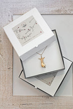 Load image into Gallery viewer, Packaging delle COLLANE ANGELO GABRIELE, versioni in oro 24k e argento 925, charms pendenti a forma di cuore/stella e perlina
