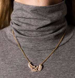 Collana FOGLIE di LUCE indossata con con elemento metallico a forma di foglia con zirconi sfaccettati ed incastonati.