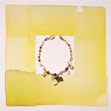 Carica l&#39;immagine nel visualizzatore di Gallery, Bracciale GINGKO con una particolare catena a dischetti, sferette in tormalina multicolor e cuoricini in madreperla cappuccino; charms pendenti in metallo dorato a forma di cuori e gingko. 
