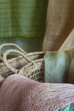 Carica l&#39;immagine nel visualizzatore di Gallery, Scialli 100% lino, tinti a mano con tinture naturali, tessuti a telaio a mano, telaio a 4 licci, arte tessile, lavorazioni tradizionali. Colore verde prato, verde acido, verde salvia, verde mela, variante rosa polvere, rosa antico e giallo oro. Scialle leggero 200cm x 70 cm, pezzo unico. Fatto a mano in Italia.
